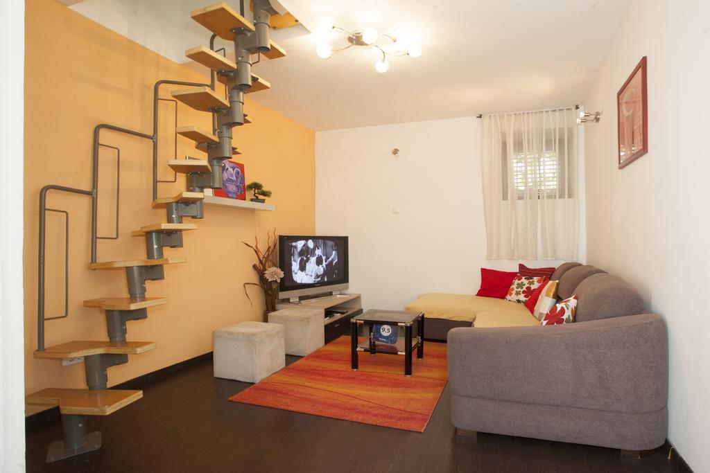 Apartment Welcome Split Exterior photo